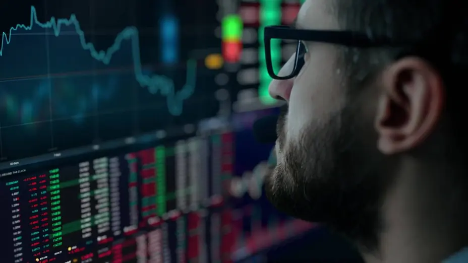 Bitcoin thủng 70.000 USD: Cơ hội tích sản vàng?